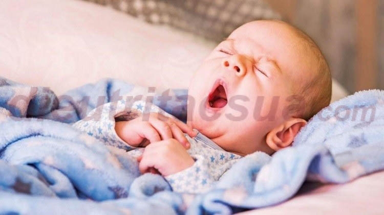 Trẻ sơ sinh ngủ ít vào ban ngày