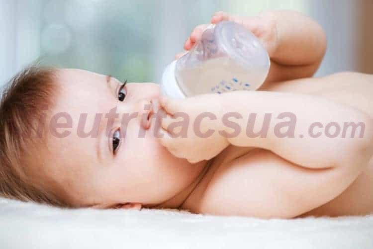 Cho trẻ uống oresol và nhiều nước