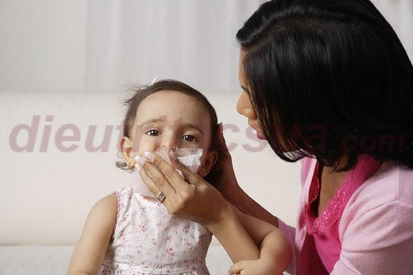 Mẹ cần làm gì để phòng tránh tình trạng trẻ sơ sinh bị sổ mũi 